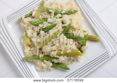 En tallerken med hjemmelavet asparges risotto lavet med arborio ris, løg, lager og friske asparges Viewer