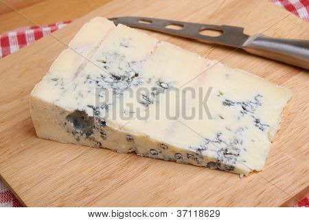 Gorgonzola, italienischer Blauschimmelkäse auf Käseplatte mit Messer.