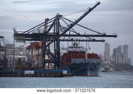 Salvador, Bahia / Brazil - Setembro 5, 2017: Cargo Ship Is Seen During Unloading Operation In The Po