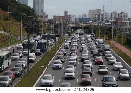 Salvador, Bahia / Brazil - November 14, 2018: Movement Of Vicicles During Congestion In The Parallel