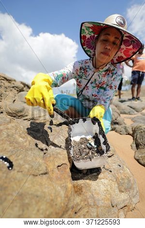 Salvador, Bahia/brazil - October 13, 2019: Volunteers Clean Up Oil At Jardim De Alah Beach, The Site