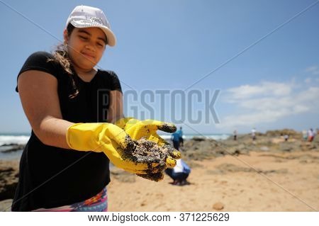 Salvador, Bahia/brazil - October 13, 2019: Volunteers Clean Up Oil At Jardim De Alah Beach, The Site