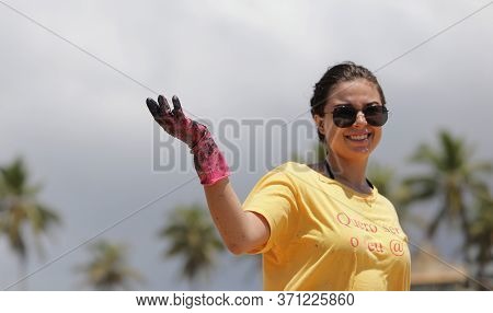 Salvador, Bahia/brazil - October 13, 2019: Volunteers Clean Up Oil At Jardim De Alah Beach, The Site