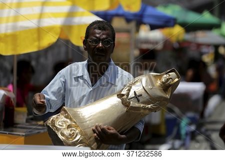 Salvador, Bahia / Brazil - October13, 2019: Devotees Arrive At Fonte Nova Arena In Salvador, For Mas