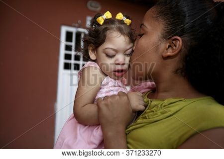 Simoes Filho, Bahia/brazil - September 27, 2017: Joenice Tavares, 24, And Her Daughter Kesiatavares 