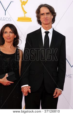LOS ANGELES - SEP 23: Susanna Hoffs, Jay Roach dorazí na Emmy Awards 2012 v divadle Nokia na 