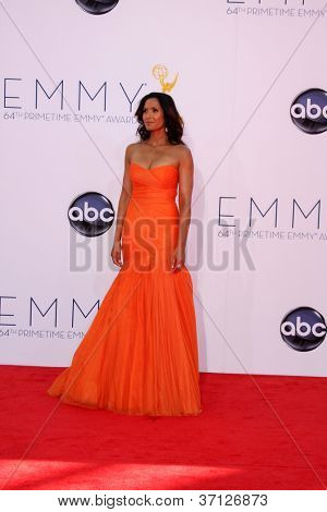 LOS ANGELES - SEP 23: Padma Lakshmi dorazí na Emmy Awards 2012 Nokia Theater v září 2