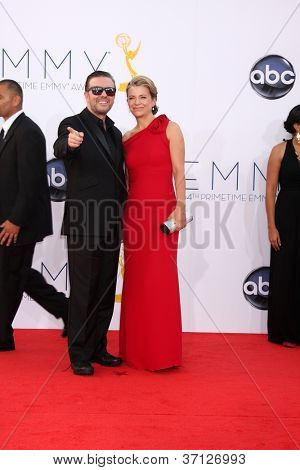 LOS ANGELES - 23 de setembro: Ricky Gervais chega 2012 Emmy Awards, no Nokia Theater, em 2 de setembro