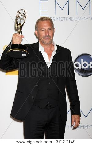 LOS ANGELES - SEP 23: Kevin Costner nella sala stampa del 2012 Emmy Awards al Nokia Theater su S