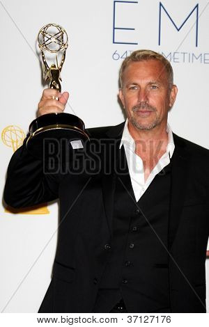 LOS ANGELES - SEP 23: Kevin Costner nella sala stampa del 2012 Emmy Awards al Nokia Theater su S