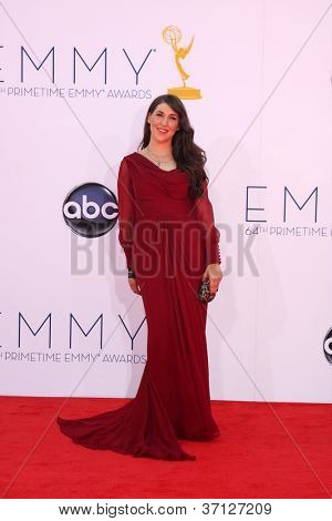 LOS ANGELES - SEP 23: Mayim Bialik มาที่รางวัลเอ็มมี 2012 ที่โรงละครโนเกียในวันที่ 23 กันยายน
