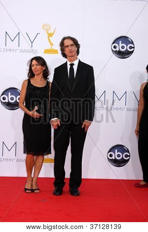 LOS ANGELES - SEP 23: Susanna Hoffs, Jay Roach dorazí na Emmy Awards 2012 v divadle Nokia na 