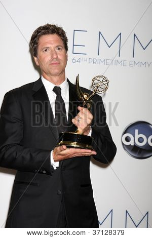 ลอสแองเจลิส - SEP 23: Steven Levitan ในห้องข่าวของรางวัลเอ็มมี 2012 ที่โรงละครโนเกียบน 