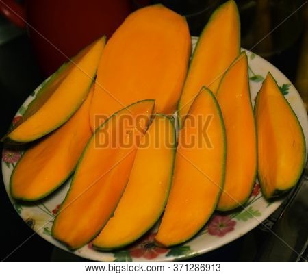 Fresh Mango Fruit Sliced Or Cut Pieces