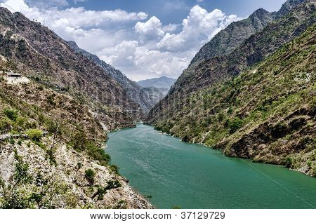 Un fiume di valle tra le montagne