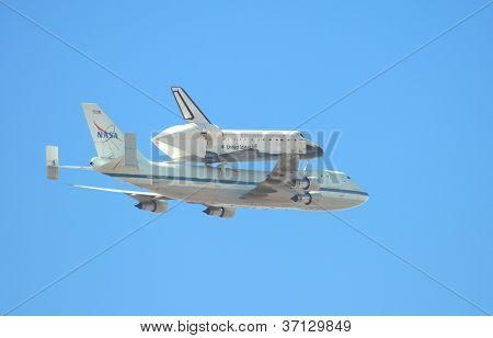 LONG BEACH, CA - SEPTEMBER 2012: The Space Shuttle Endeavour flyver piggy-back i hele det sydlige Califo