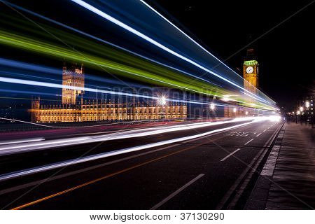 Westminster Köprüsü'nde kırmızı yeşil ve beyaz trafik ışıkları