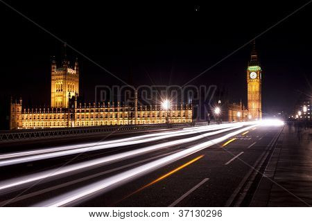 Westminster Köprüsü'nde beyaz trafik ışıkları