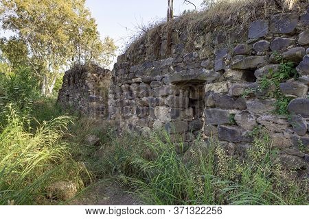 The Ruins Of The Fortress Wall Of The Ateret Fortress - Metzad Ateret - Qasr Atara - Located Next To