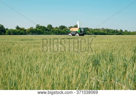 Large Self Propelled Agricultural Floater Spayer. Farming Works.