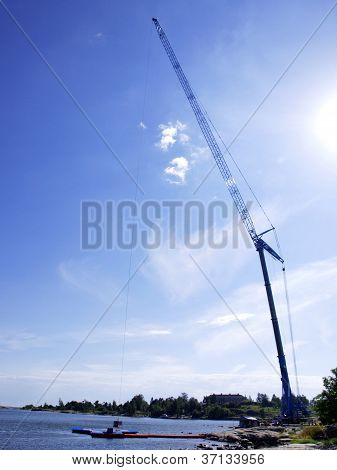 Jeřáb bungy skok směrem k krásná modrá obloha
