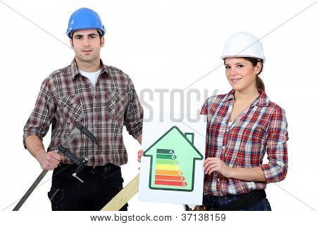 Bygningsarbejdere holding en energieffektivitet rating diagram og en klemme