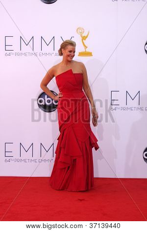 LOS ANGELES - 23. September: Anna Gunn kommt bei den 2012 Emmy Awards im Nokia Theater am 23. September 2
