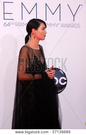 LOS ANGELES - SEP 23: Lena Headey dorazí na Emmy Awards 2012 Nokia Theater v září 23,
