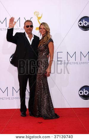 LOS ANGELES - SEP 23: Kevin Costner arriva al 2012 Emmy Awards al Nokia Theater il 2 settembre