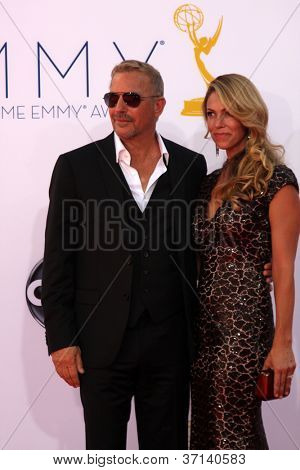 LOS ANGELES - SEP 23: Kevin Costner arriva al 2012 Emmy Awards al Nokia Theater il 2 settembre
