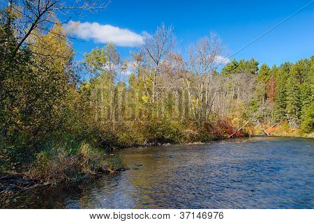Fiume di Namekagon vicino a Hayward, Wisconsin