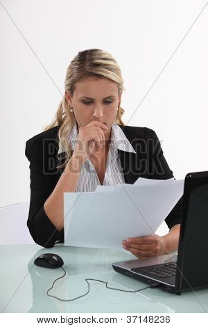 ตรวจทานเอกสาร businesswoman