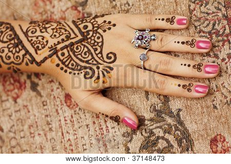 Henna ศิลปะบนมือของผู้หญิง