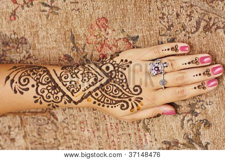 Henna ศิลปะบนมือของผู้หญิง