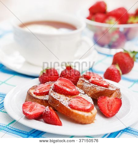 Toasts ฝรั่งเศสกับน้ำตาลผงสตรอเบอร์รี่