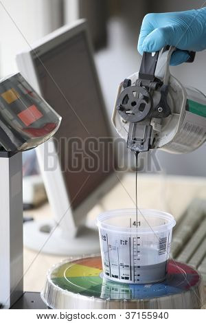 Preparazione della vernice per la verniciatura di auto nel laboratorio di carrozzeria auto