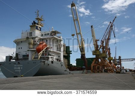 Ilheus, Bahia / Brazil - March 26, 2012: Workers Are Seen Disembarking Cocoa Beans At The Port Of Il