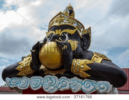 La luna In bocca di Rahu a Wat Saman