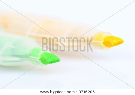 Marcatori colorati su uno sfondo bianco.