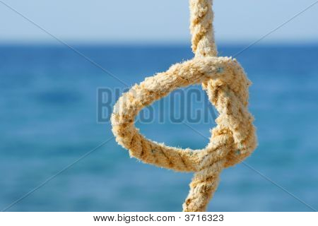 Corda con un nodo - sfondo mare