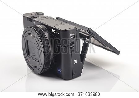 Huettenberg, Germany_ 06_april_2020: Sony Rx 100 Vi Is The Premium Compact Camera From Sony With A 1