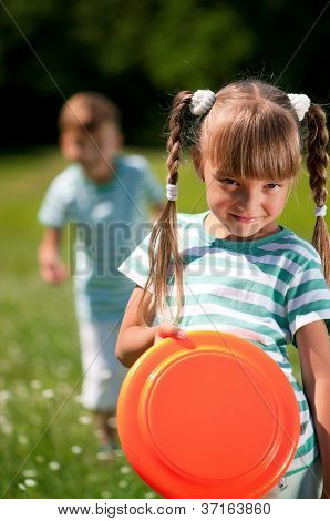 Crianças jogando frisbee
