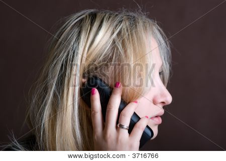 携帯電話を持つ少女
