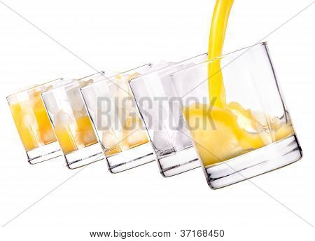 Vetro con succo Multifrutta fresco su bianco