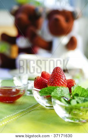 Truskawki w misce z tkaniny zielony