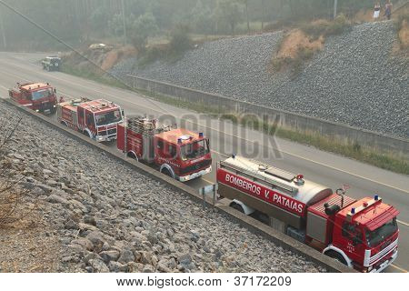 Pombal, Portugalsko - 15. července: Hasičské vozy na silnici A aby se zabránilo, že Wildfire kříží silnici, v Pomb