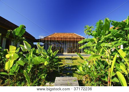 Koncepcja domu ogród pejzaż na błękitne niebo