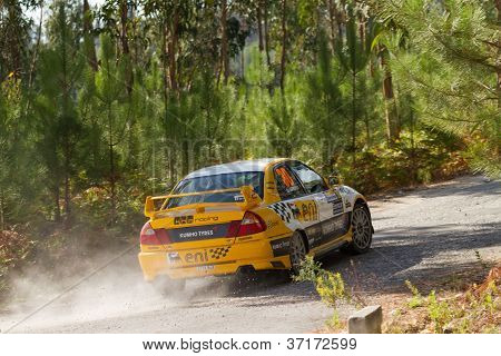 Pombal, Portugalia - 22 września: Daniel Nunes dyski Mitsubishi Lancer Evo Vi podczas rajdu Centro