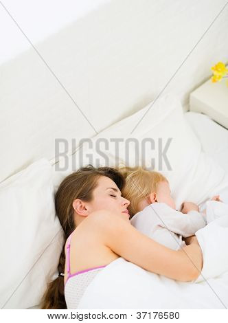 Mãe dormir com o bebê na cama