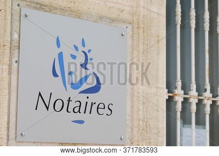 Bordeaux , Aquitaine / France - 06 01 2020 : Notary Sign Logo In Building Office For French Notaire